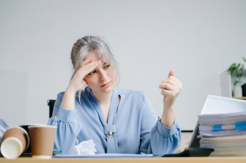 Woman at her desk experiencing brain fog and mental fatigue